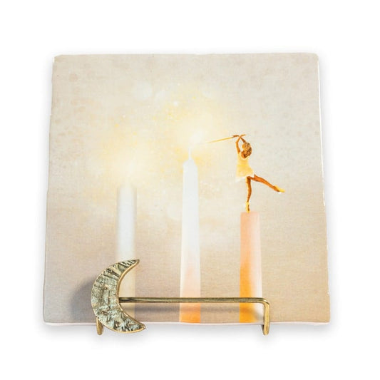 Gouden tegelhouder in halve maanvorm staande op tafel