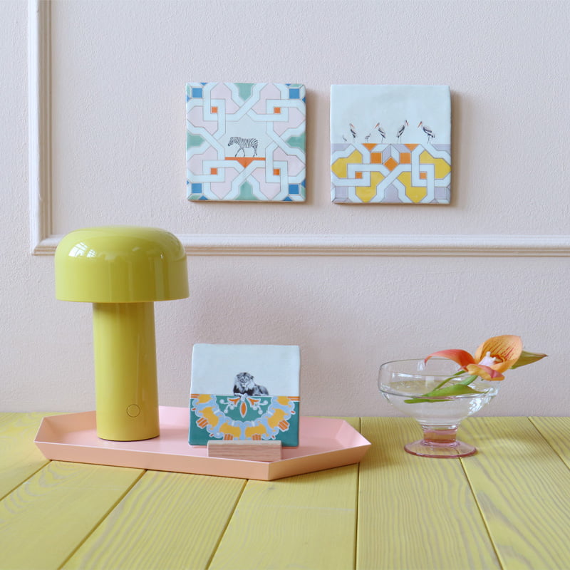 Tegeltje dierenmotieven, gedisplayd op pastelkleurig blad met lamp