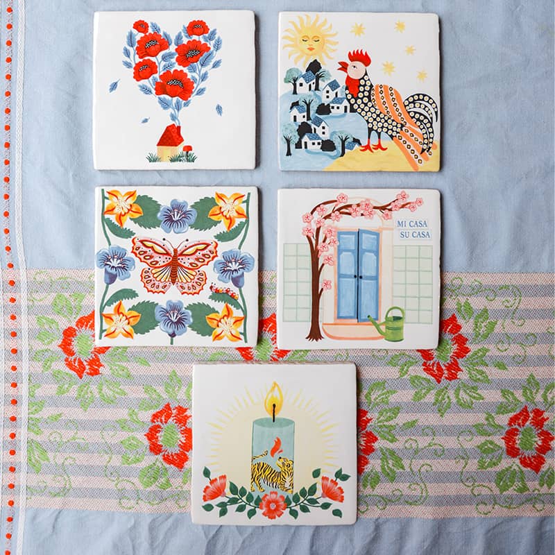 Tegeltje boeket op tafelkleed met bloemenmotiefachtergrond