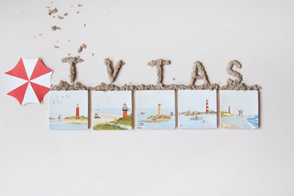 Tegels Vlieland met vuurtorens en zand, strandparaplu rechtsboven