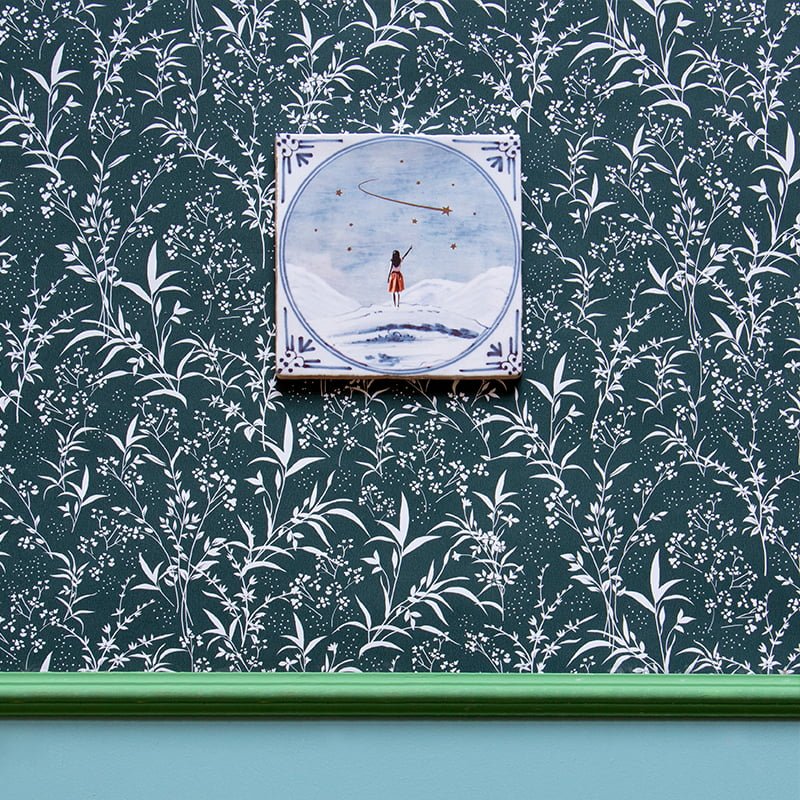 Tegeltje met persoon en vallende ster op bloemetjesbehang