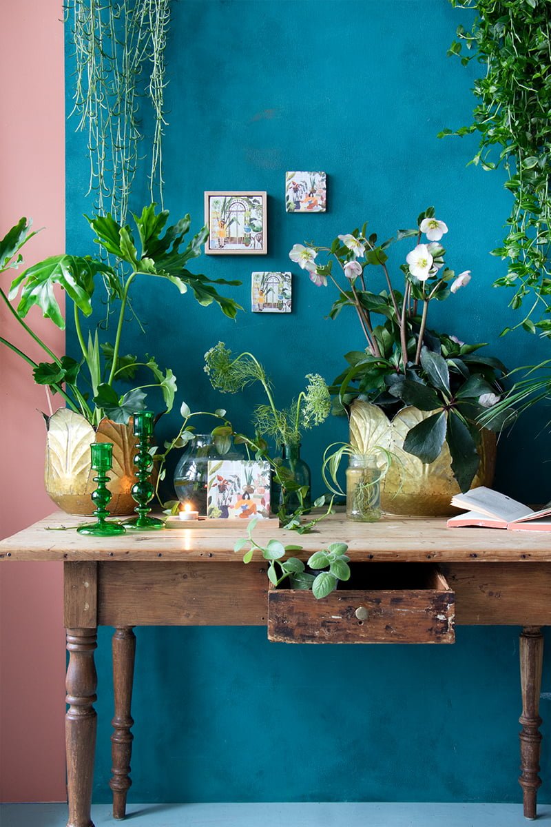 Tegeltje plantenrustieke tafel in kleurrijke interieur setting