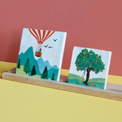 Geboortetegel Nijntje op maan tegen blauwe muur bevestigd