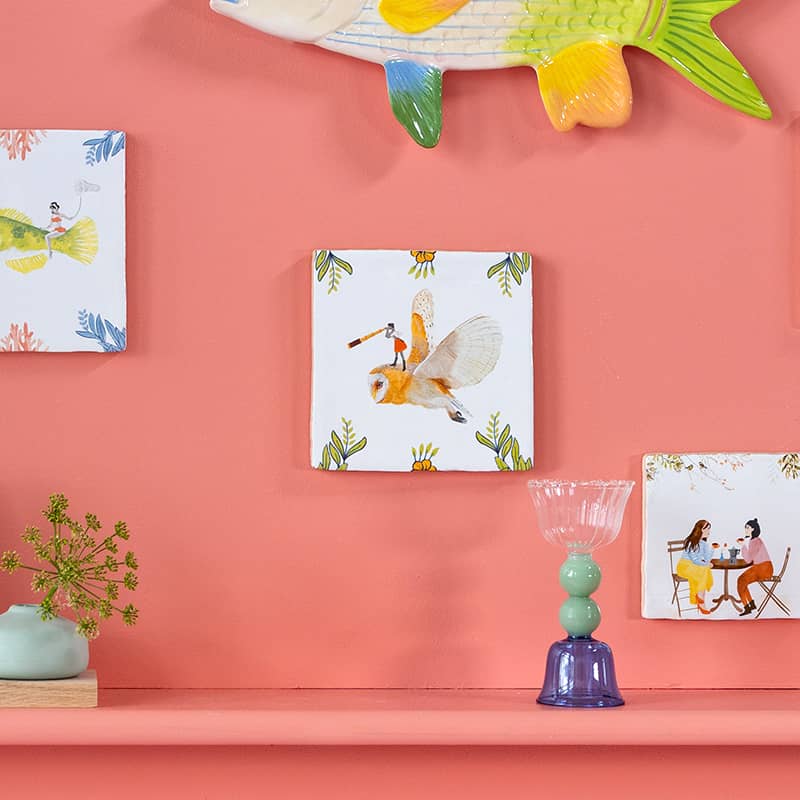 Tegeltje uil op stokje kleurrijke muur bevestigd