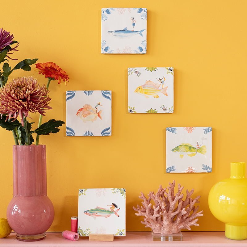 Tegeltje vissenillustratie gele muur kleurrijke decoratie kleurrijke bloemen vaas
