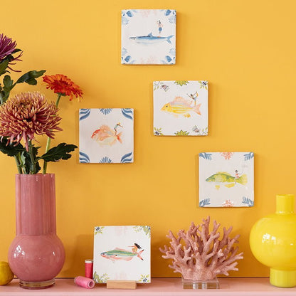 Tegeltje vissenillustratie gele muur kleurrijke decoratie kleurrijke bloemen vaas