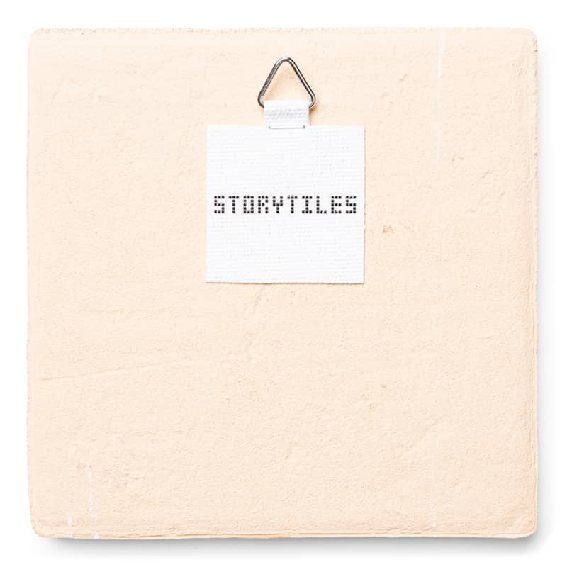 Geboortetegel achterkant met ophanghaakje en label StoryTiles