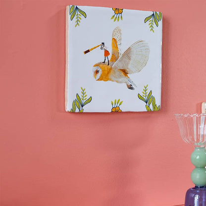 Tegeltje vogel met telescoop op een roze muur