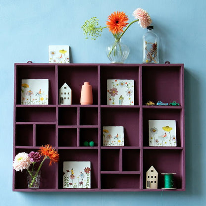 Tegeltje bloemenillustratie plank met decoratieve objecten en vaasjes