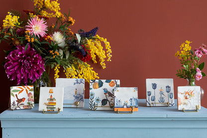 Gouden tegelhouder met een hartje op blauw dressoir