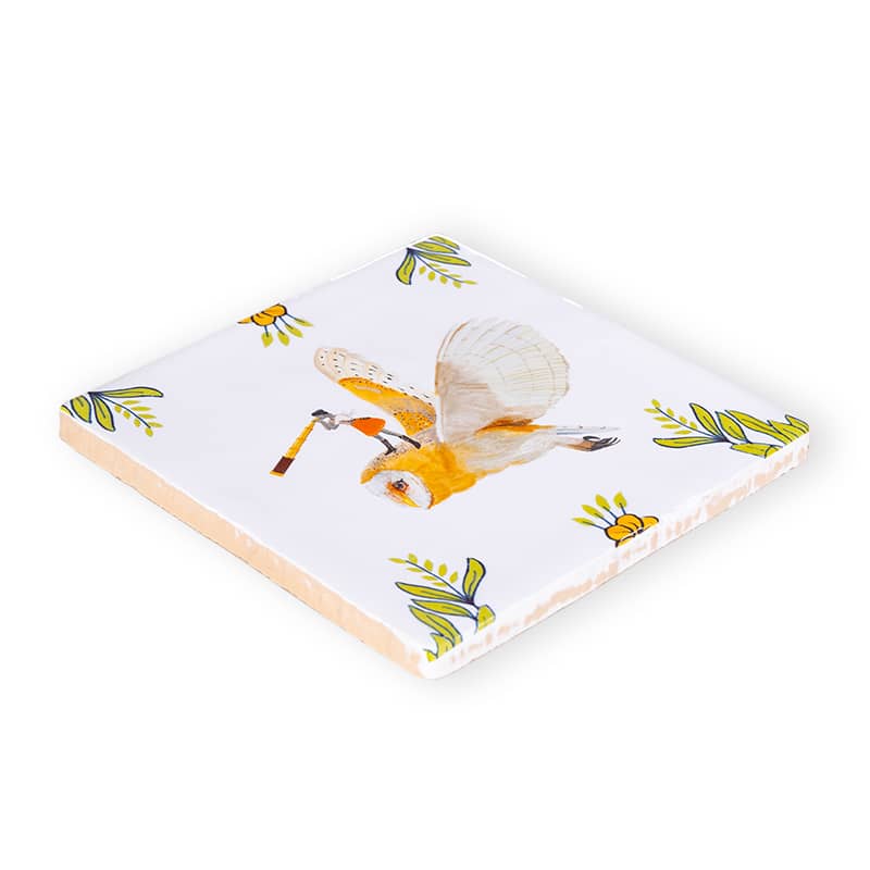 Tegeltje uil met tak en bladeren als decoratie