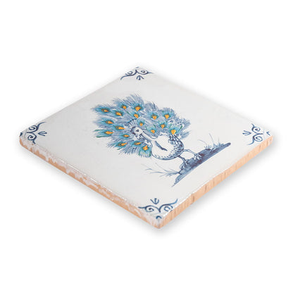 Tegeltje met blauwe pauw en sierlijke hoekdecoraties