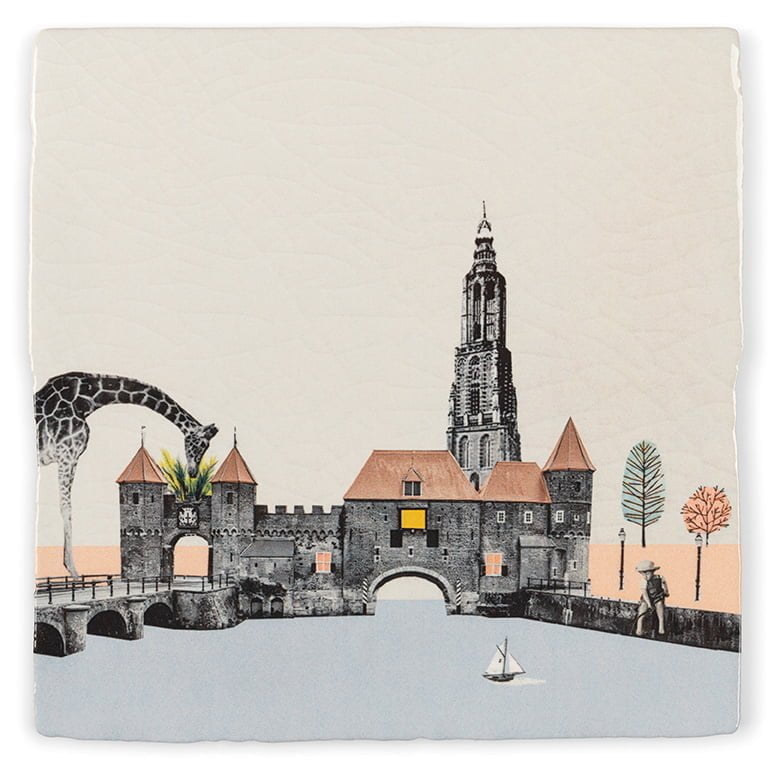 Tegeltje Amersfoort met stadsgezicht, giraffe en wandelaar op brug