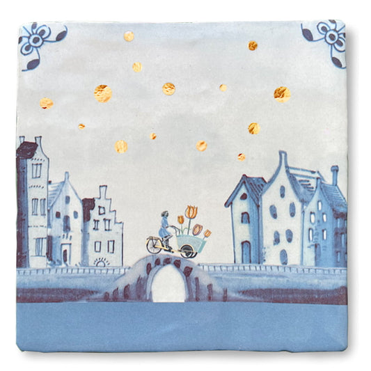 Tegeltje met fietser op brug tussen grachtenhuizen, sterrenhemel