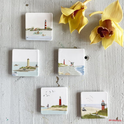 Mini tegeltje Texel vuurtorens op kust, rustend op houten oppervlak