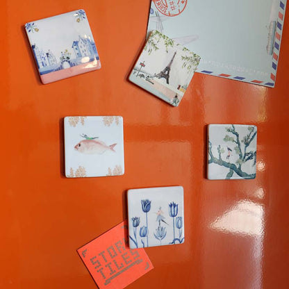 Mini tegeltje op oranje muur geplaatst