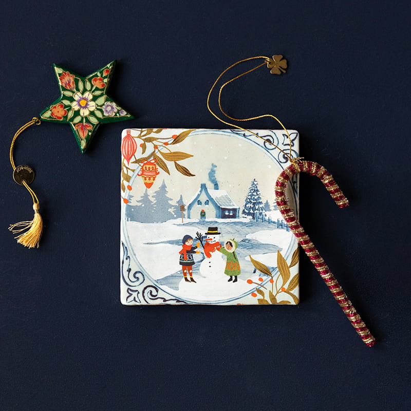 Kersttegeltje sneeuwpop winterlandschap met kinderen en huisje