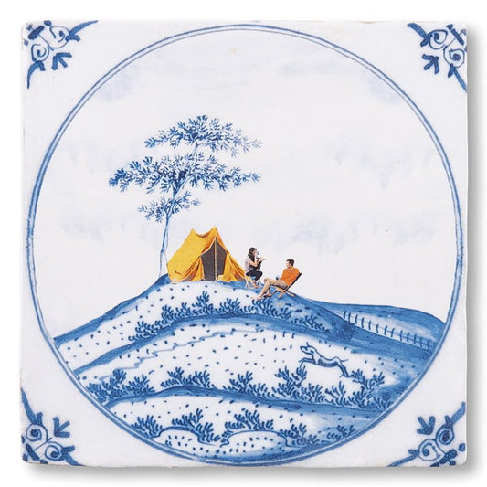 Huwelijkscadeau tegeltje met kampeerders op heuvel in natuur