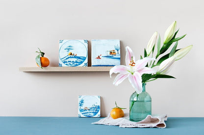 Huwelijkscadeau tegeltje met natuurmotieven, gepresenteerd op houten plank