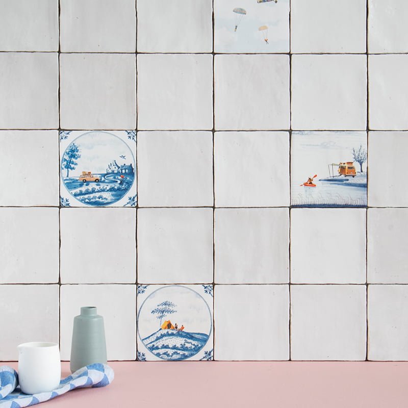 Delfts blauw tegeltje met landschap en kampeerders op wit tegelmuur