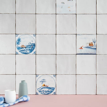 Huwelijkscadeau tegeltje met blauwe landschappen, gepresenteerd op muur