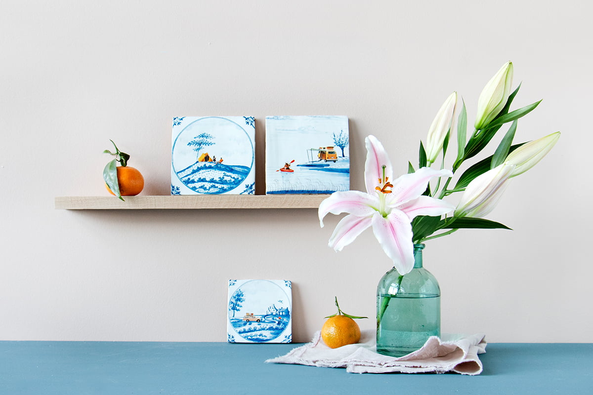 Wandplank met tegeltjes, vaas en mandarijnen op tafel