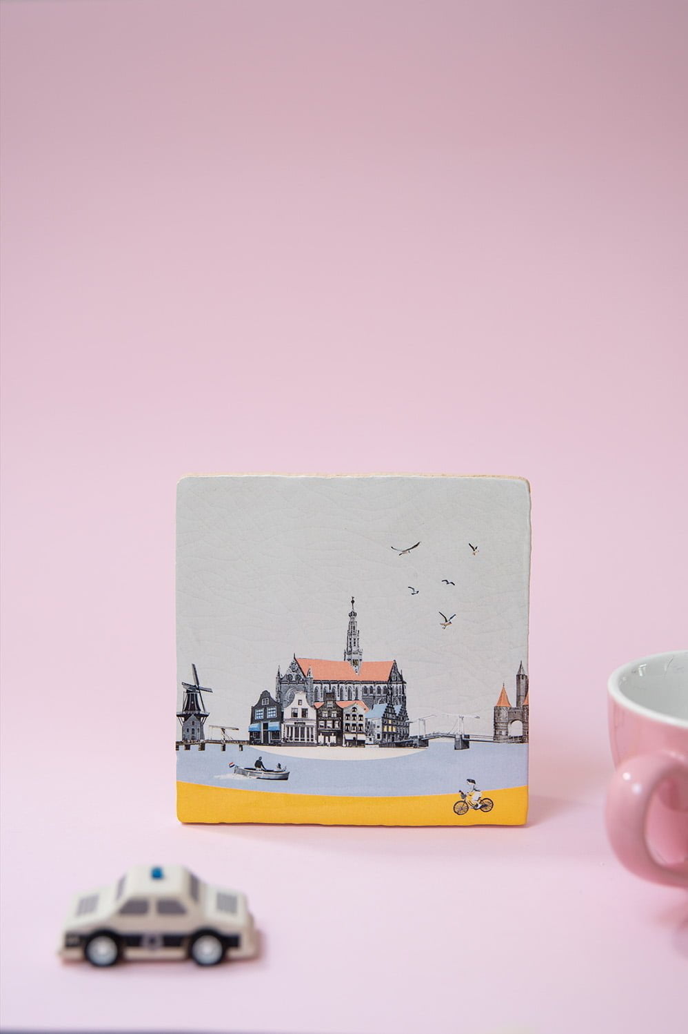 Tegeltje Haarlem met stadssilhouet op roze achtergrond