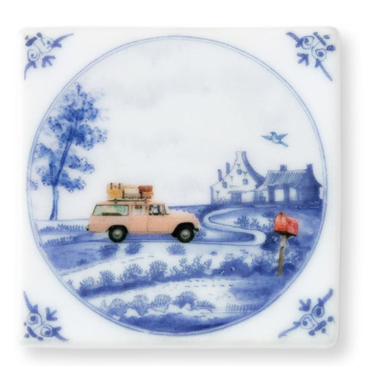 Tegeltje met auto in landschap met huis en boom