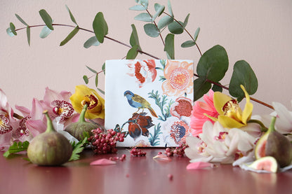 Tegeltje vogel natuur tussen kleurrijke bloemen en vruchtenexpositie