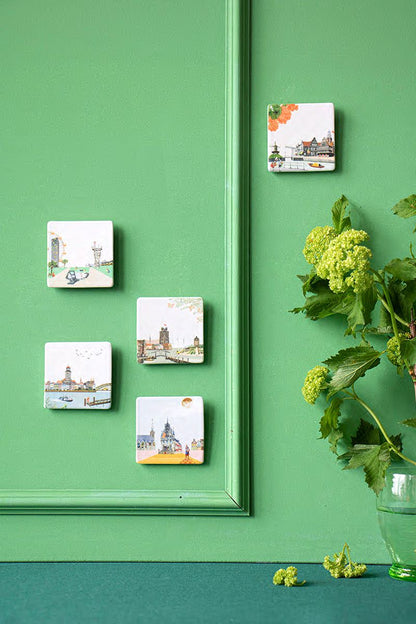Mini tegeltje stadsgezichten, bevestigd op groene muurdecoratie