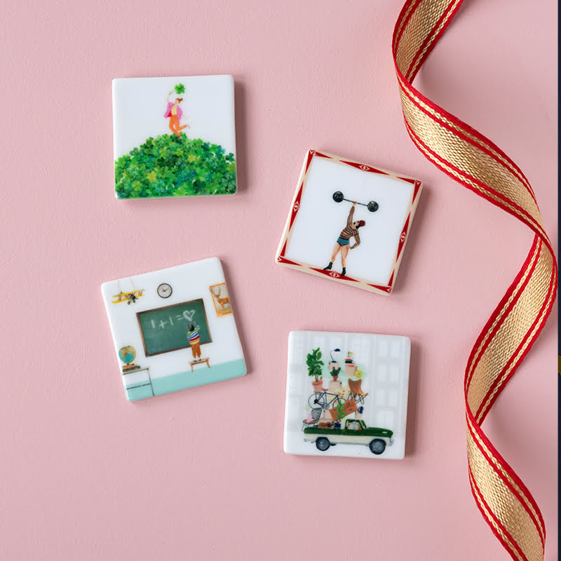 Mini tegeltjes met diverse illustraties gepresenteerd op roze achtergrond