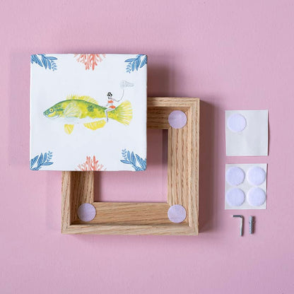 Tegelhouder en tegel op roze ondergrond met bevestigingsmateriaal